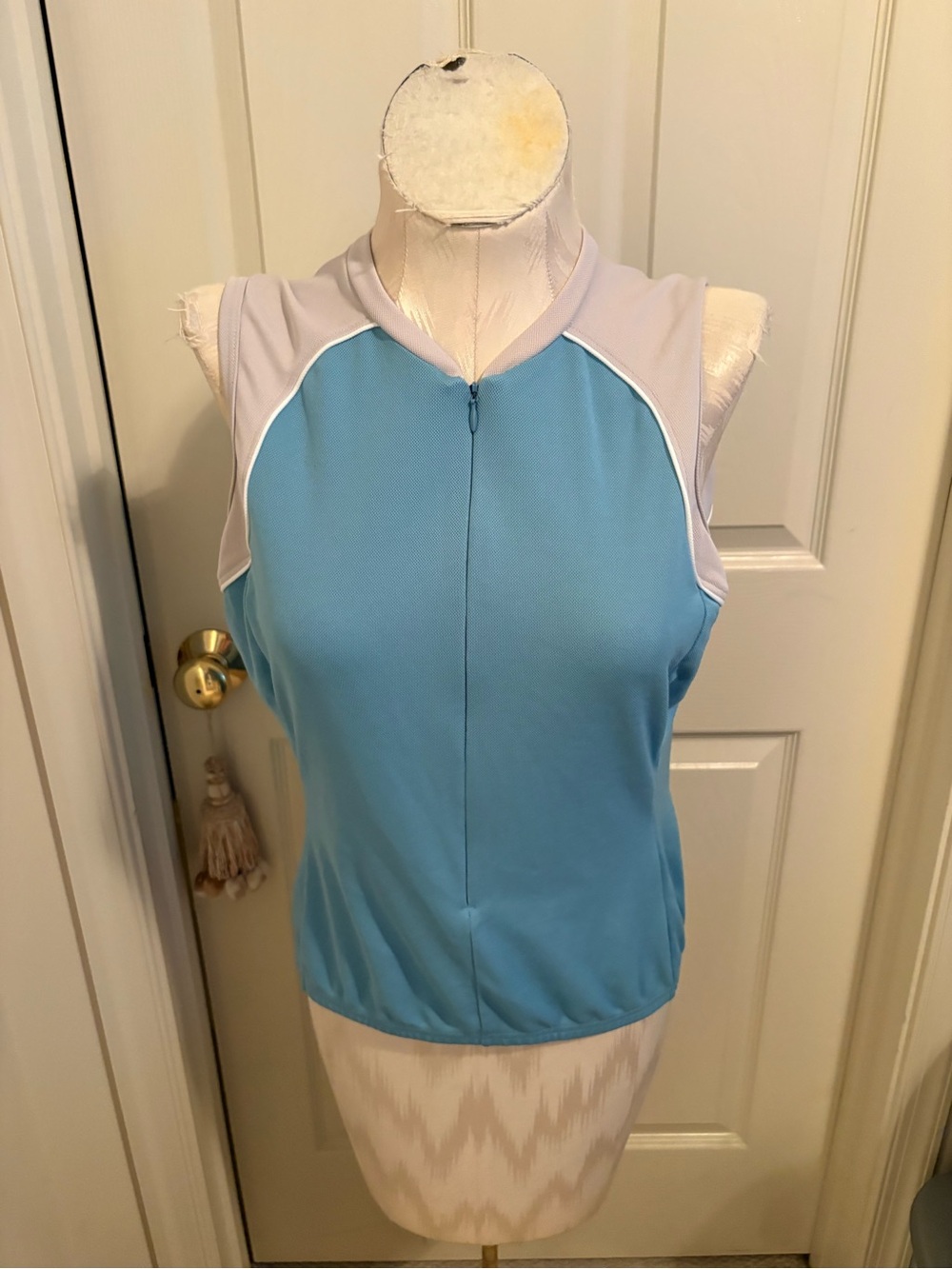 REI women’s M Light Blue & Cream Sleeveless biking jersey